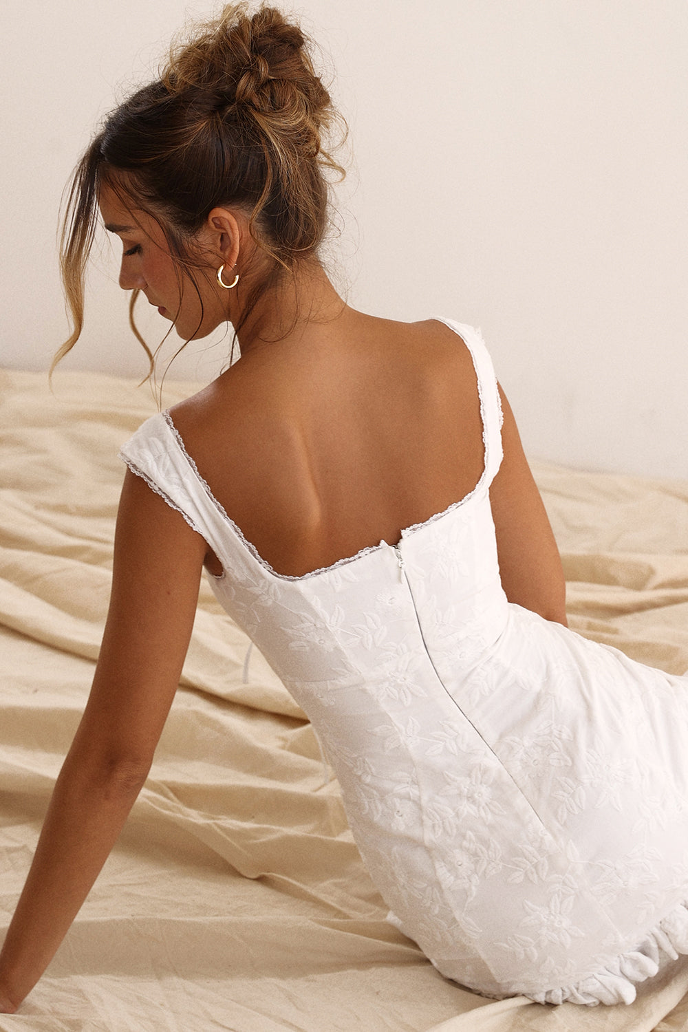 LIVIA WHITE EMBROIDERED MINI DRESS SHOPQUEI LIVIA WHITE EMBROIDERED MINI DRESS SHOPQUEI